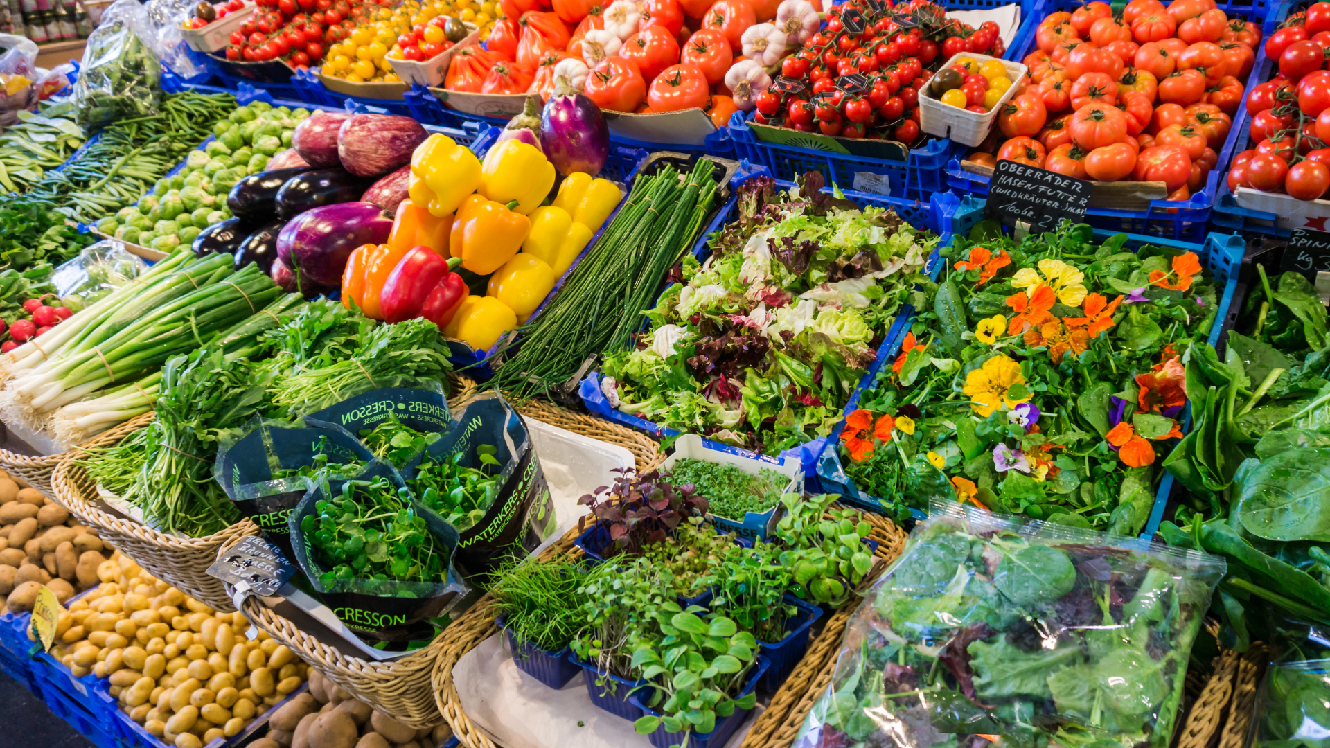 Nahaufnahme mehrerer Obst und Gemüsesorten Nahaufnahme mehrerer Obst und Gemüsesorten in Kisten auf einem Stand