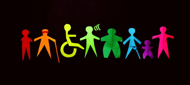 Acht stilisierte Papierfiguren in leuchtenden Farben wie Rot, Gelb und Grün auf schwarzem Grund. Die Figuren zeigen Diversität, darunter eine Person im Rollstuhl, eine Person mit Blindenstock und ein Kind