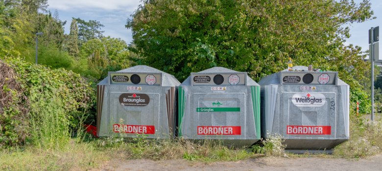 Mehrere große Altglascontainer
