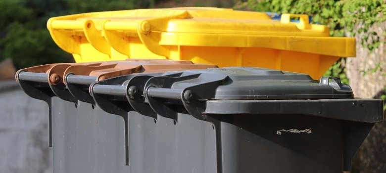 Schwarze, Braune und Gelbe Mülltonnen