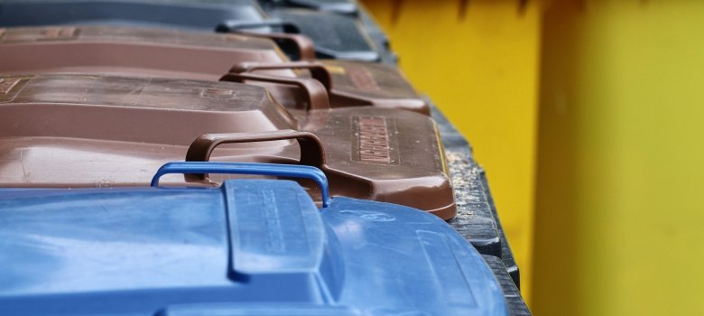 Blaue, Braune, Schwarze und zwei Gelbe Mülltonnen