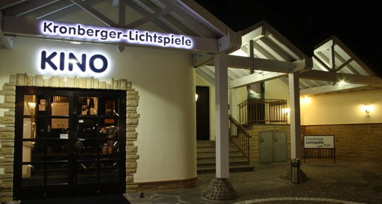 Eingang Kronberger Kino mit "Kronberger Lichtspiele" und "Kino" als Lichtinstallation