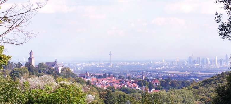 Aussicht über Kronberg und die Skyline von Frankfurt