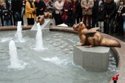 Drachenstatue sitzend in einem Brunnen, der mit Wasser gefüllt ist