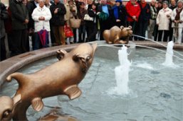 Delphinstatue in einem mit Wasser gefüllten Brunnen