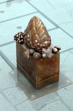 Statue die Kronberg durch Federbusch, Helmzierde, Obst, Kastanien und Trauben