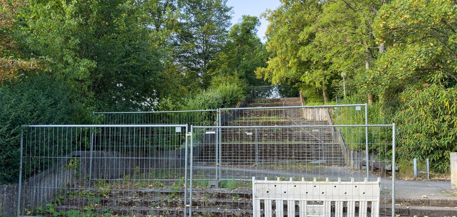 Umgestaltung Thalerfeld Die Treppenanlage am Friedhof Thalerfeld hat ihre besten Jahre schon einige Zeit hinter sich. Da eine Sanierung zu teuer geworden wäre, wird die Treppe komplett zurückgebaut und der Hang naturnah umgestaltet.