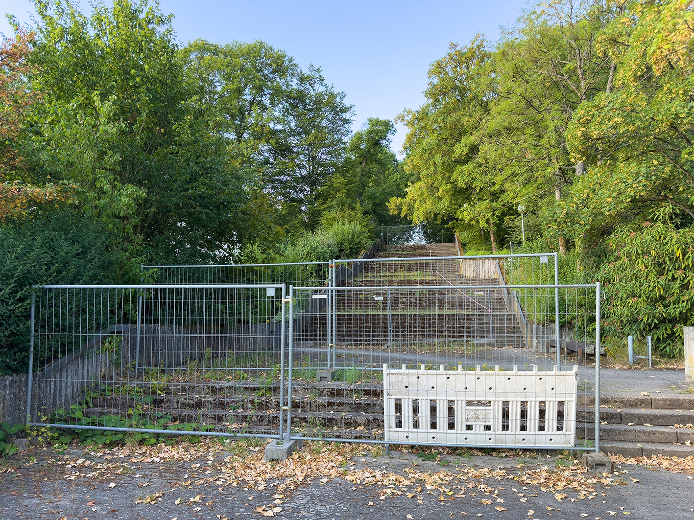 Die Treppenanlage am Friedhof Thalerfeld hat ihre besten Jahre schon einige Zeit hinter sich. Da eine Sanierung zu teuer geworden wäre, wird die Treppe komplett zurückgebaut und der Hang naturnah umgestaltet.