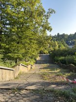 Umgestaltung Thalerfeld 3) Wo sich von oben betrachtet jetzt noch die alte Treppe in Richtung des Grundwegs nach unten zieht, wird der Hang naturnah neugestaltet und bepflanzt. Dafür gibt es sogar Fördermittel vom Bund.