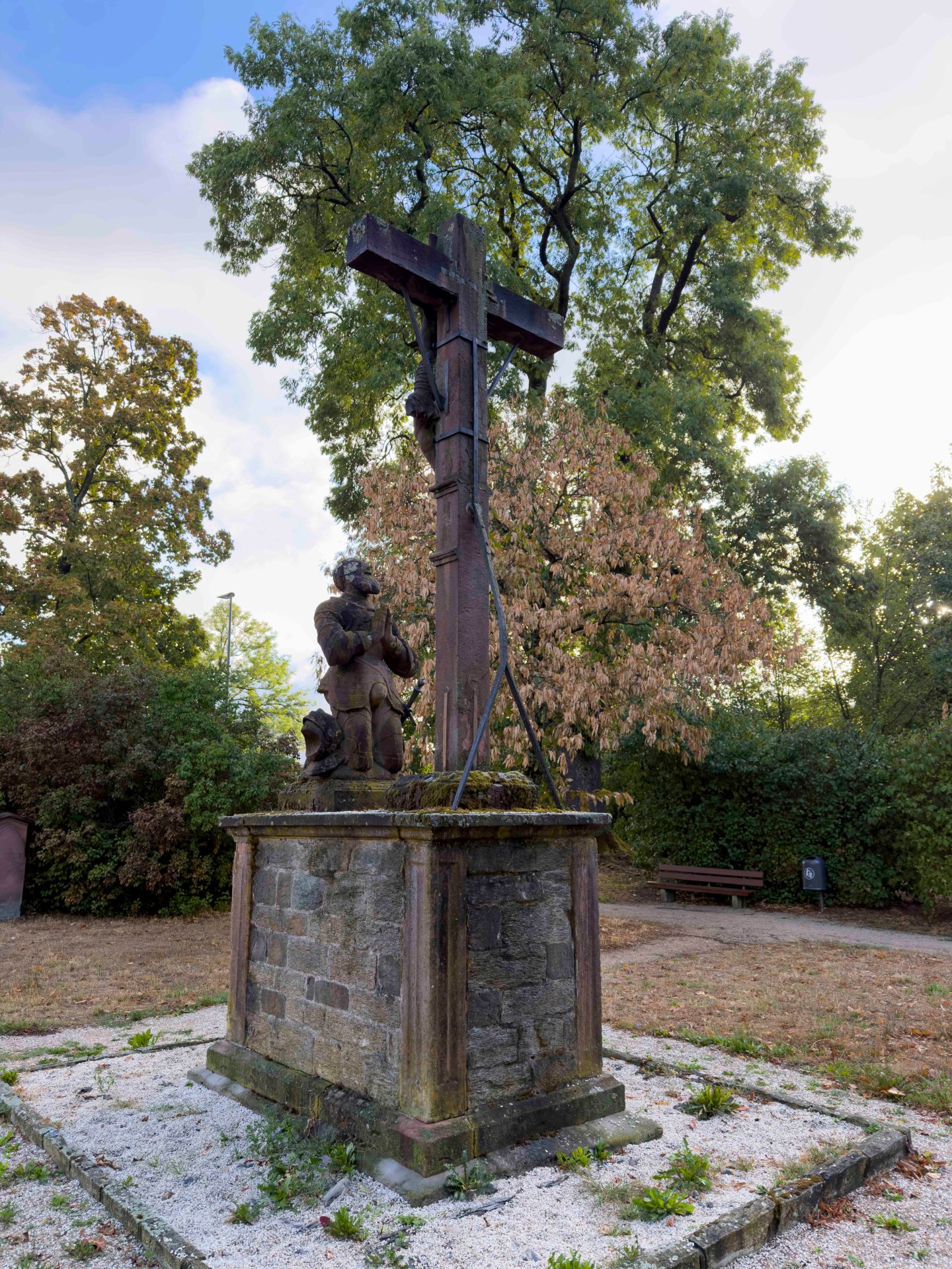 Die Skulptur des betenden Ritters Caspar II. von Cronberg ist bis heute der markanteste Hinweis auf den alten Kronberger Friedhof