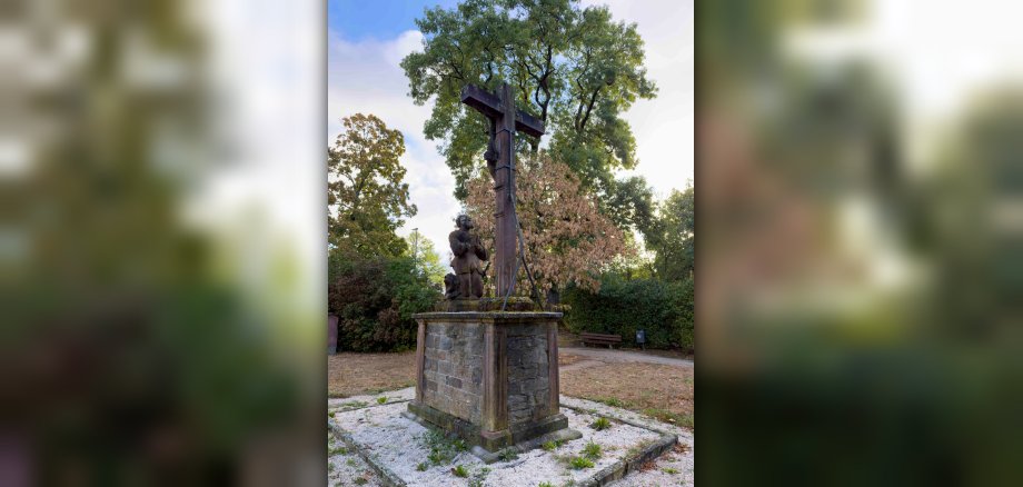 Die Skulptur des betenden Ritters Caspar II. von Cronberg ist bis heute der markanteste Hinweis auf den alten Kronberger Friedhof Die Skulptur des betenden Ritters Caspar II. von Cronberg ist bis heute der markanteste Hinweis auf den alten Kronberger Friedhof
