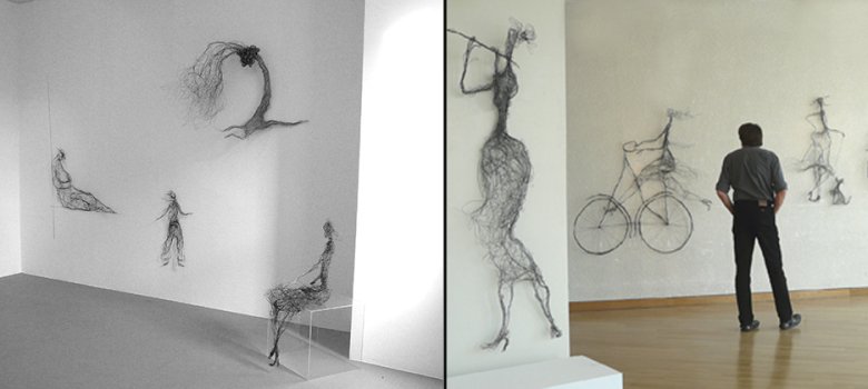 Zwei nebeneinanderstehende Fotos einer Kunstausstellung mit filigranen, aus Draht geformten Menschen- und Figurenskulpturen an weißen Wänden, die rechts von einem Besucher betrachtet werden.