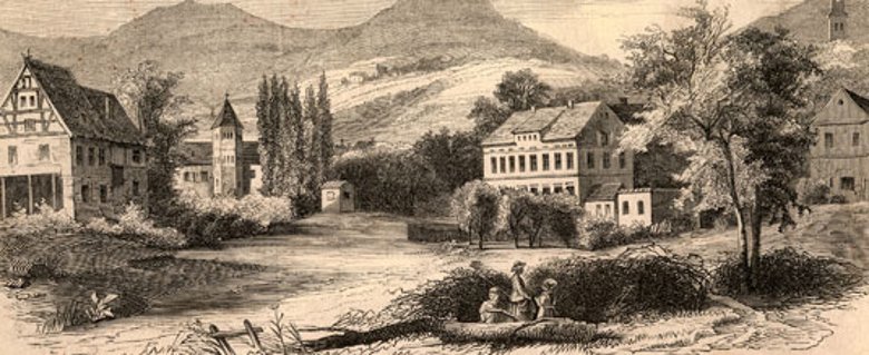 Historischer Holzstich einer ländlichen Dorfansicht mit großen Wohnhäusern und einer Kirche im Tal vor der Kulisse ansteigender Taunushügel.