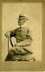 Foto von Leopold Bernhard Bonn sitzend auf einem Stuhl