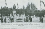 Historische Postkarte von der Enthüllung des Kaiser-Friedrich-Denkmals in Kronberg im Taunus im August 1902 mit Festgästen in historischer Kleidung vor der Denkmalstatue.