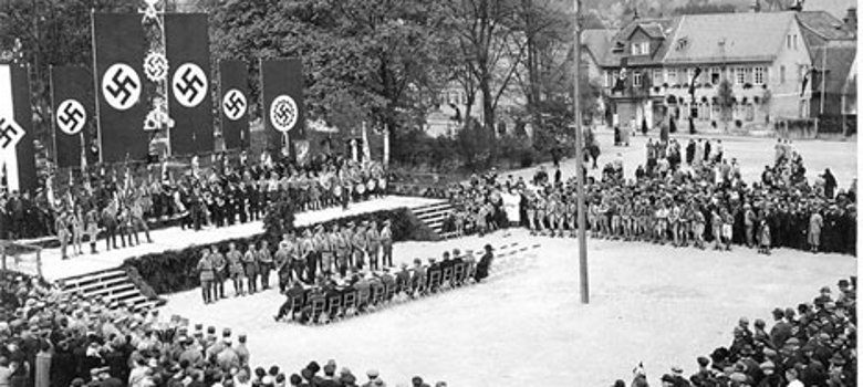 Kundgebung der Nationalsozialisten zum 1. Mai 1935 auf dem Berliner Platz mit NS-Parteisymbolen und Zuschauern