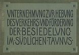Gedenktafel oder Inschrift in Großbuchstaben mit dem Text „Unternehmung zur Hebung des Verkehrs und Förderung der Besiedelung im südlichen Taunus“.
