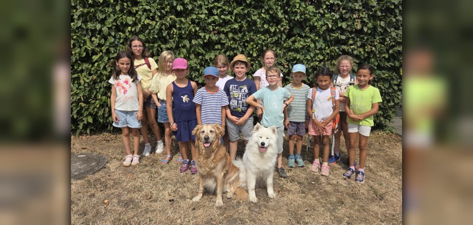 Gemeinsam mit den Hunden Nala und Malou erlebten die Mädchen und Jungen spannende „Abenteuer auf vier Pfoten“. Das Angebot im Rahmen des Sommerferienprogramms kam bei den Kindern so gut an, dass es bereits in den Herbstferien eine Neuauflage geben wird Gemeinsam mit den Hunden Nala und Malou erlebten die Mädchen und Jungen spannende „Abenteuer auf vier Pfoten“. Das Angebot im Rahmen des Sommerferienprogramms kam bei den Kindern so gut an, dass es bereits in den Herbstferien eine Neuauflage geben wird