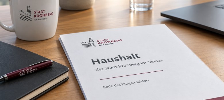 Haushaltsbericht - Rede des Bürgermeisters Haushaltsbericht auf einem Schreibtisch liegend