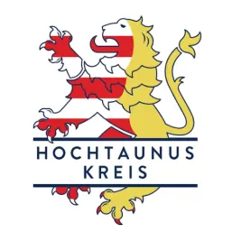 Das Wappen-Logo zeigt einen aufgerichteten Löwen, der links rot-weiß gestreift und rechts golden gefärbt ist, mit dem zweizeiligen, blauen Schriftzug HOCHTAUNUS KREIS in der Mitte.