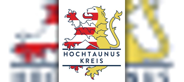 Logo des Hochtaunuskreises mit einer heraldischen Löwengrafik, die senkrecht geteilt ist, links rot-weiß gestreift und rechts golden, kombiniert mit dem zweizeiligen Text „HOCHTAUNUS KREIS“ zwischen zwei horizontalen Balken.