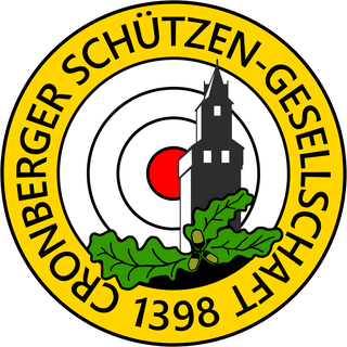 Logo der Cronberger Schützen-Gesellschaft Rundes Logo der Cronberger Schützen-Gesellschaft 1398 in Gelb. Im Zentrum zeigt es eine Schießscheibe mit rotem Punkt, davor den historischen Burgturm von Kronberg und grüne Eichenblätter mit Eicheln.
