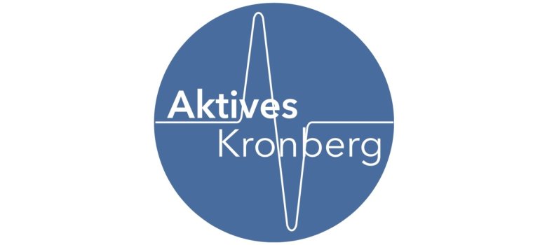 Das runde, blaue Logo zeigt den weißen Schriftzug Aktives Kronberg, welcher durch eine weiße EKG-Linie in der Mitte unterteilt wird.