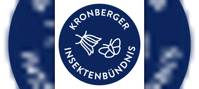 Rundes, blaues Logo des Kronberger Insektenbündnisses mit weißen Linienzeichnungen einer Blüte und eines Schmetterlings in der Mitte sowie den kreisförmig angeordneten Worten „KRONBERGER INSEKTENBÜNDNIS“.