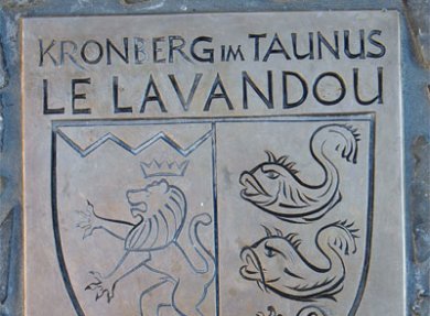 Metallende Plakette für die Partnerstadt Le Lavandou