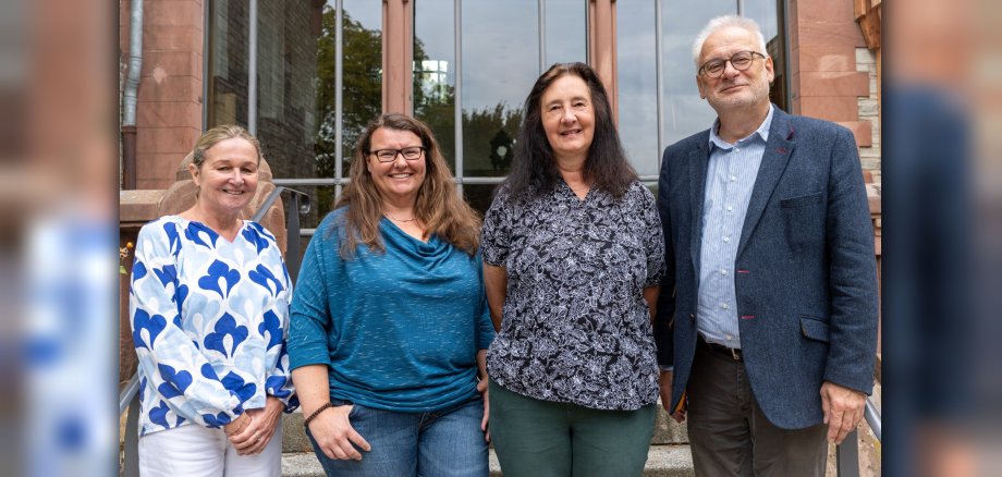 Seniorenbeauftragte Seit Anfang Oktober ist Carmen Janton (2.v.re.) Kronbergs neue ehrenamtliche Seniorenbeauftragte. Bürgermeister Christoph König (re.) wie auch Britta Markloff und Annika Carstens vom städtischen Fachbereich „Soziales“ (v.li.) freuen sich, dass das Senioren-Netzwerk in Kronberg mit Carmen Janton eine weitere wichtige Stütze zurückgewonnen hat.