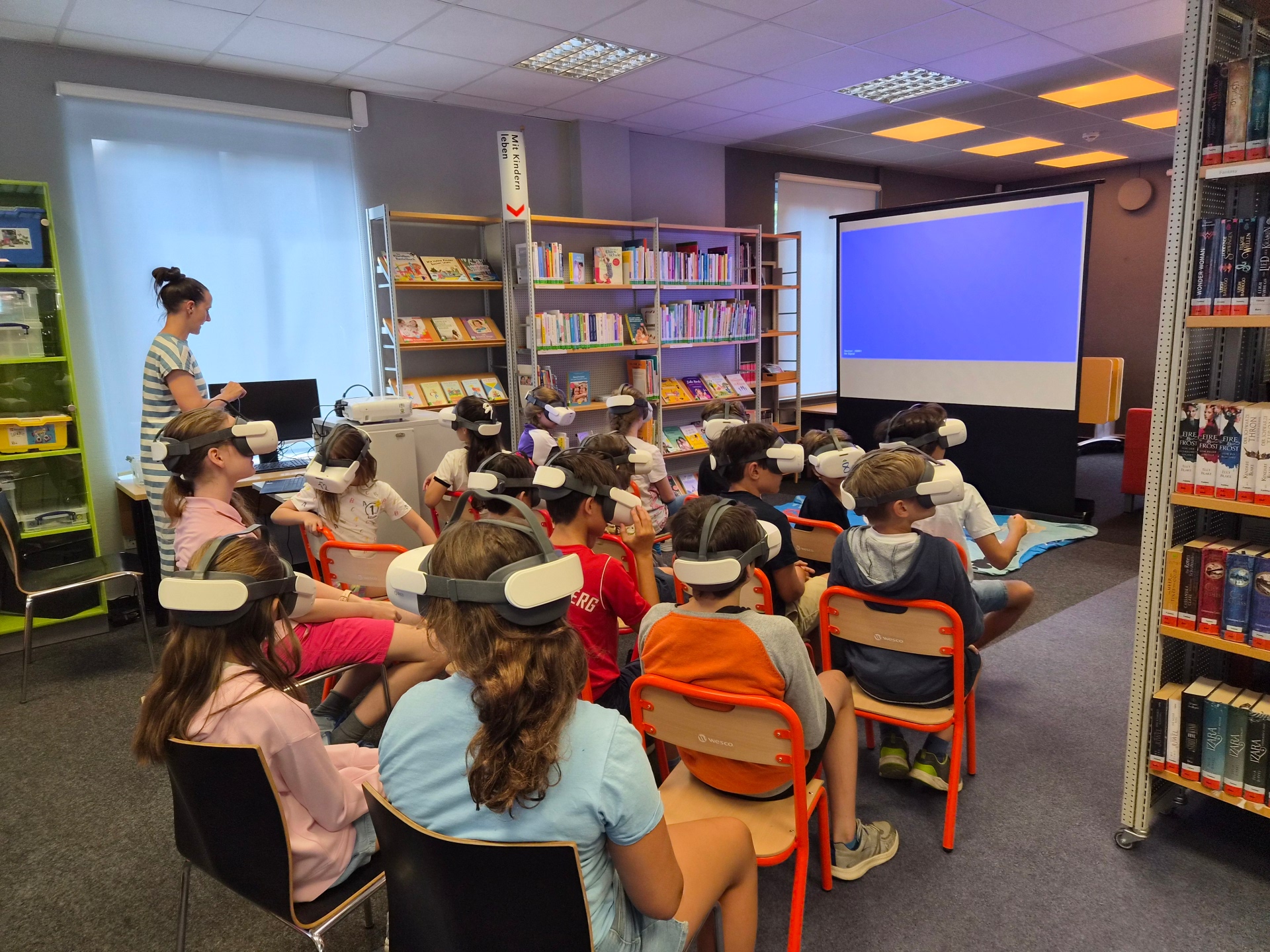 Gemeinsam mit Meeresbiologin Jeannine Fischer tauchten 18 Kinder mit Hilfe von VR-Brillen in die Tiefen des Meers ein. Gemeinsam mit Meeresbiologin Jeannine Fischer tauchten 18 Kinder mit Hilfe von VR-Brillen in die Tiefen des Meers ein.