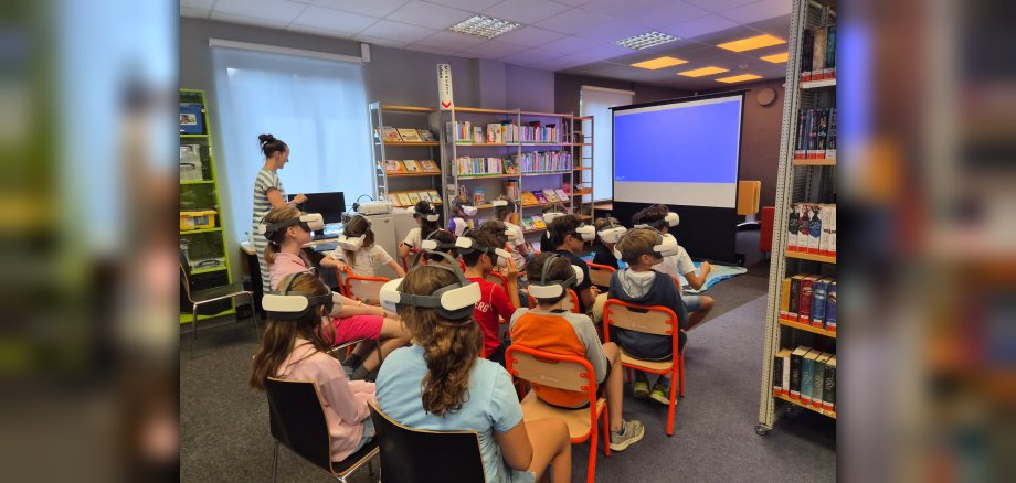 Gemeinsam mit Meeresbiologin Jeannine Fischer tauchten 18 Kinder mit Hilfe von VR-Brillen in die Tiefen des Meers ein. Gemeinsam mit Meeresbiologin Jeannine Fischer tauchten 18 Kinder mit Hilfe von VR-Brillen in die Tiefen des Meers ein.