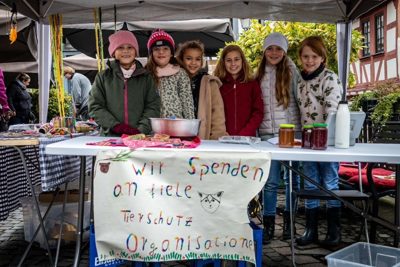 Tolle Idee: Diese jungen Standbetreiberinnen waren zuletzt bei der Kinderapfelmeile mit dabei, um mit dem Verkaufserlös Tierhilfe-Organisationen zu unterstützen. Tolle Idee: Diese jungen Standbetreiberinnen waren zuletzt bei der Kinderapfelmeile mit dabei, um mit dem Verkaufserlös Tierhilfe-Organisationen zu unterstützen.