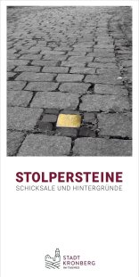 Flyercover mit dem Titel "Stolpersteine Schicksale und Hintergründe", darüber Ein sog. goldfarbener Stolperstein in einer Straße. Unten im Bild Logo der Stadt Kronberg