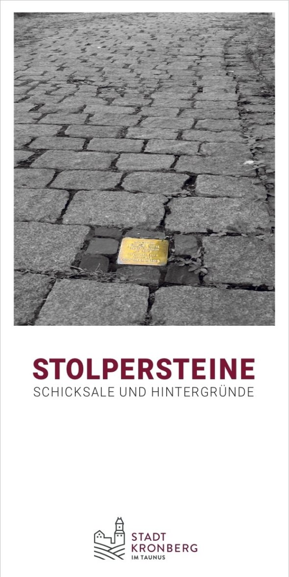 Grafik mit dem Titel ‚STOLPERSTEINE‘ in dunkelroter Schrift und der Unterschrift ‚SCHICKSALE UND HINTERGRÜNDE‘. Das obere Drittel zeigt ein Schwarz-Weiß-Foto eines Kopfsteinpflasterwegs, in dem ein Stolperstein aus Messing farblich hervorgehoben ist. Unten befindet sich das Logo der Stadt Kronberg