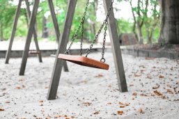Nahaufnahme einer Schaukel, die in einem Sandkasten steht