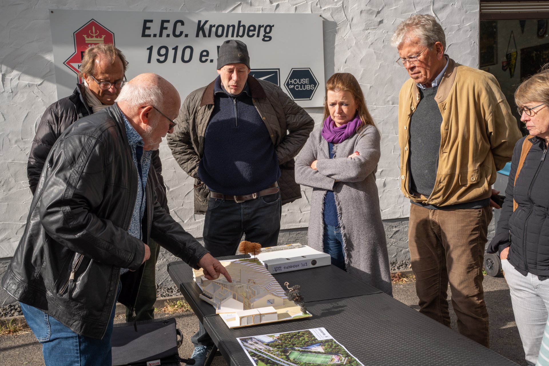 Architekt Klaus Grabowski (li.) erklärte den Mitgliedern des Magistrats an einem Modell wie sich die Aufstockung der bestehenden Vereinsräume darstellen ließe.
