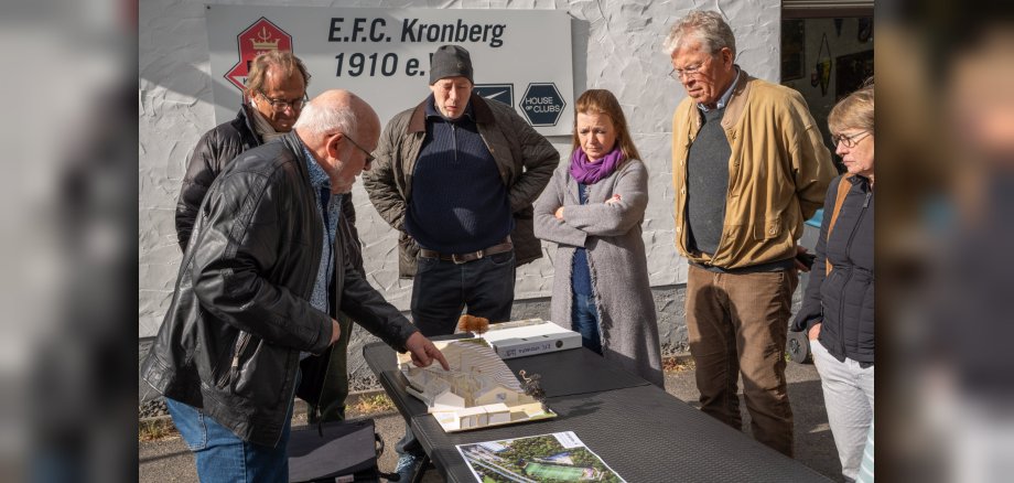 Architekt Klaus Grabowski (li.) erklärte den Mitgliedern des Magistrats an einem Modell wie sich die Aufstockung der bestehenden Vereinsräume darstellen ließe. Architekt Klaus Grabowski (li.) erklärte den Mitgliedern des Magistrats an einem Modell wie sich die Aufstockung der bestehenden Vereinsräume darstellen ließe.