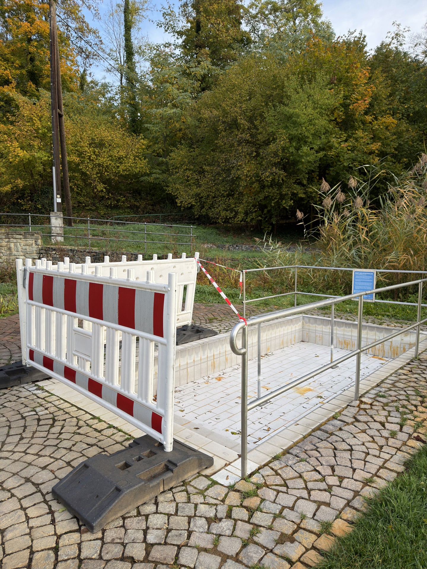 Wegen Schäden an den Fliesen wurde das Kneippbecken im Kronthal bereits jetzt in die Winterpause geschickt. Bis zum Neustart der Kneippsaison 2027 soll das Becken wieder einsatzbereit sein.