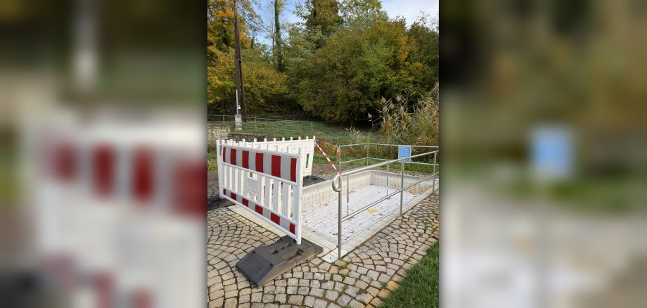 Kneipbecken Wegen Schäden an den Fliesen wurde das Kneippbecken im Kronthal bereits jetzt in die Winterpause geschickt. Bis zum Neustart der Kneippsaison 2027 soll das Becken wieder einsatzbereit sein.