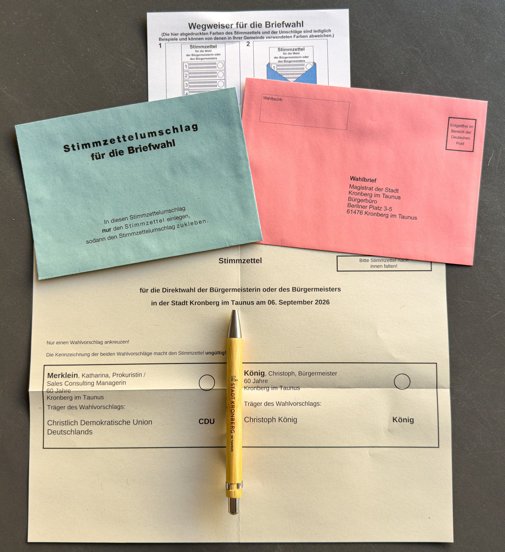 Die Briefwahlunterlagen für die Direktwahl am 6. September liegen bereit. Wahlberechtigte können die Unterlagen anfordern oder im Bürgerbüro abholen. Wer möchte kann vor Ort auch gleich sein Kreuzchen machen. Die Briefwahlunterlagen für die Direktwahl am 6. September liegen bereit. Wahlberechtigte können die Unterlagen anfordern oder im Bürgerbüro abholen. Wer möchte kann vor Ort auch gleich sein Kreuzchen machen.