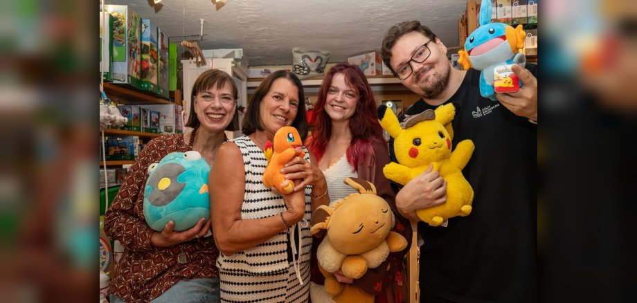 Gemeinsam laden sie für den 17. Oktober zum Treffen mit den Mini-Monstern ein (v.li.): Katrin Gräfin von Westphalen, Sabine Trusheim, River Exner und Dominik Eppler. Gemeinsam laden sie für den 17. Oktober zum Treffen mit den Mini-Monstern ein (v.li.): Katrin Gräfin von Westphalen, Sabine Trusheim, River Exner und Dominik Eppler.