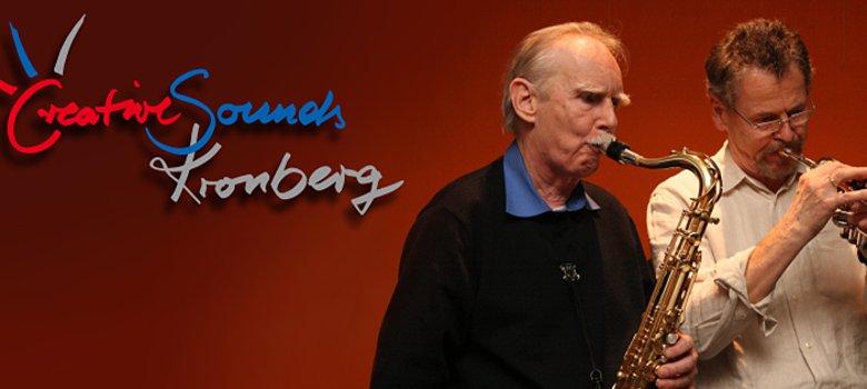 Grafik mit dem geschwungenen Schriftzug ‚Creative Sounds Kronberg‘ links und einem Foto zweier älterer Herren rechts, die konzentriert Saxophon und Trompete spielen vor einem dunkelroten Hintergrund