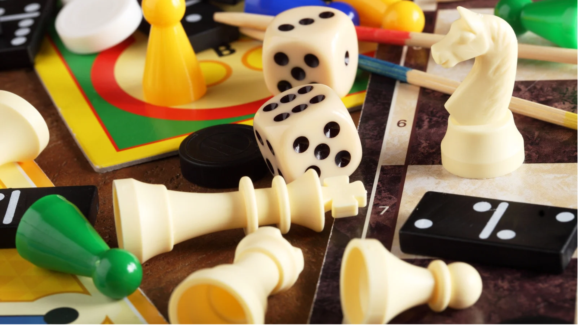 Würfel, Schachfiguren, Spielsteine