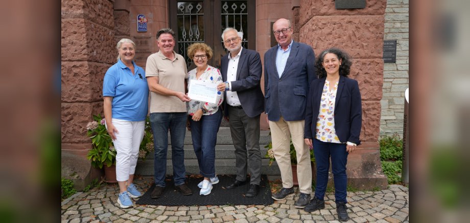 Gemeinsam mit Vertretern der am Adventssingen beteiligten Vereine überreichte Thorsten Buss, der Vorsitzende des Altstadtkreises, (2.v.l.) den Spendenscheck an Angelika Hartmann und Bürgermeister Christoph König (3.u.4.v.l.).