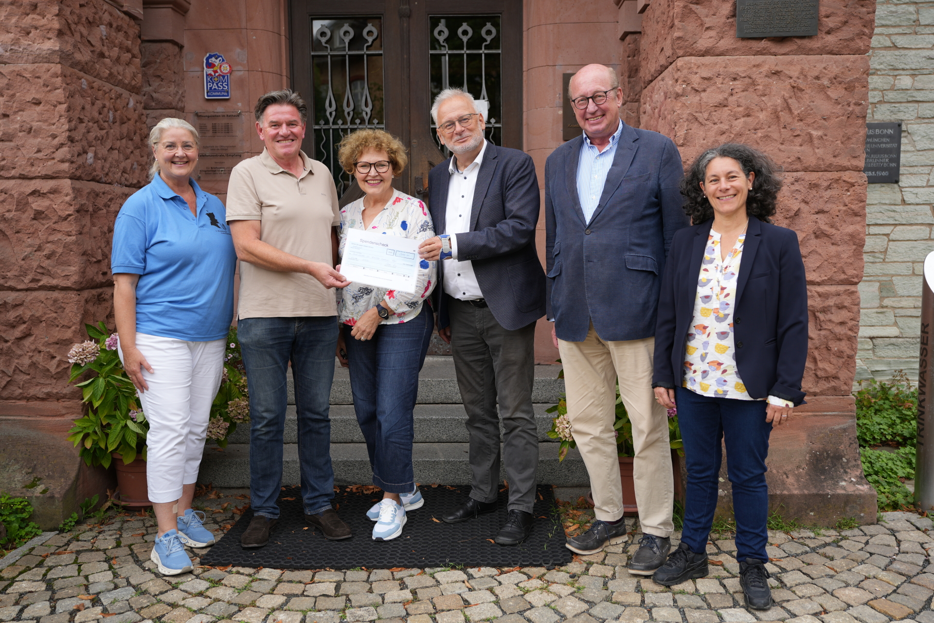 Gemeinsam mit Vertretern der am Adventssingen beteiligten Vereine überreichte Thorsten Buss, der Vorsitzende des Altstadtkreises, (2.v.l.) den Spendenscheck an Angelika Hartmann und Bürgermeister Christoph König (3.u.4.v.l.).