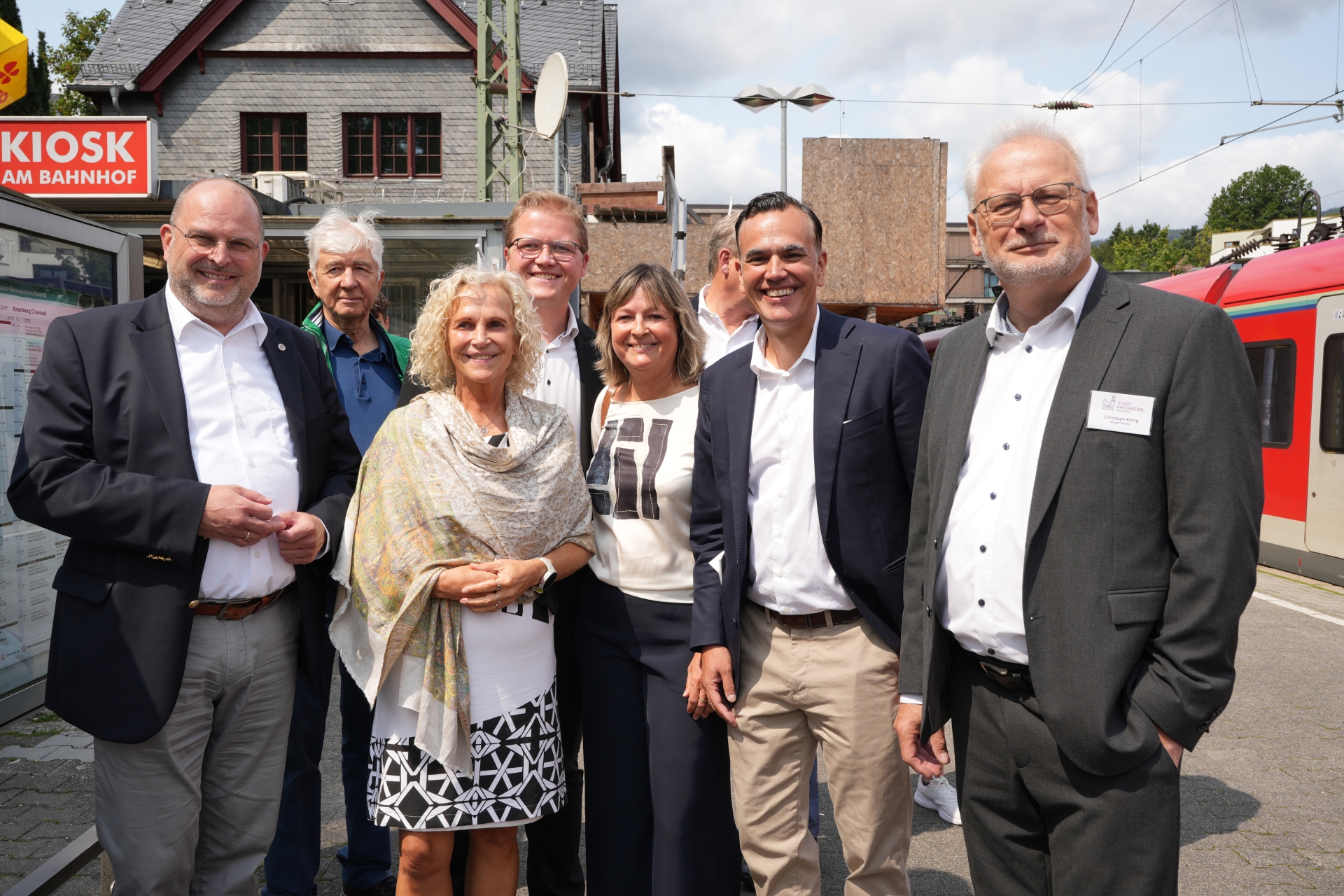 Iris Fröhlich, Staatssekretärin im Hessischen Wirtschaftsministerium (3.v.li.), verschaffte sich vor Ort gemeinsam mit dem Ersten Beigeordneten des Hochtaunuskreises, Thorsten Schorr (li.) sowie den Landtagsabgeordneten Stefan Naas, Elke Barth und Sebastian Sommer (2.v.re.ff) einen Eindruck davon, wie der Kronberger Bahnhof neugestaltet werden soll. Kronbergs Bürgermeister Christoph König (re.) erläuterte den Gästen, wofür die Fördermittel von Land und Bund Verwendung finden sollen. Iris Fröhlich, Staatssekretärin im Hessischen Wirtschaftsministerium (3.v.li.), verschaffte sich vor Ort gemeinsam mit dem Ersten Beigeordneten des Hochtaunuskreises, Thorsten Schorr (li.) sowie den Landtagsabgeordneten Stefan Naas, Elke Barth und Sebastian Sommer (2.v.re.ff) einen Eindruck davon, wie der Kronberger Bahnhof neugestaltet werden soll. Kronbergs Bürgermeister Christoph König (re.) erläuterte den Gästen, wofür die Fördermittel von Land und Bund Verwendung finden sollen.