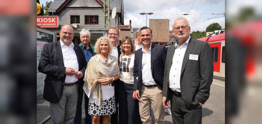 Iris Fröhlich, Staatssekretärin im Hessischen Wirtschaftsministerium (3.v.li.), verschaffte sich vor Ort gemeinsam mit dem Ersten Beigeordneten des Hochtaunuskreises, Thorsten Schorr (li.) sowie den Landtagsabgeordneten Stefan Naas, Elke Barth und Sebastian Sommer (2.v.re.ff) einen Eindruck davon, wie der Kronberger Bahnhof neugestaltet werden soll. Kronbergs Bürgermeister Christoph König (re.) erläuterte den Gästen, wofür die Fördermittel von Land und Bund Verwendung finden sollen.