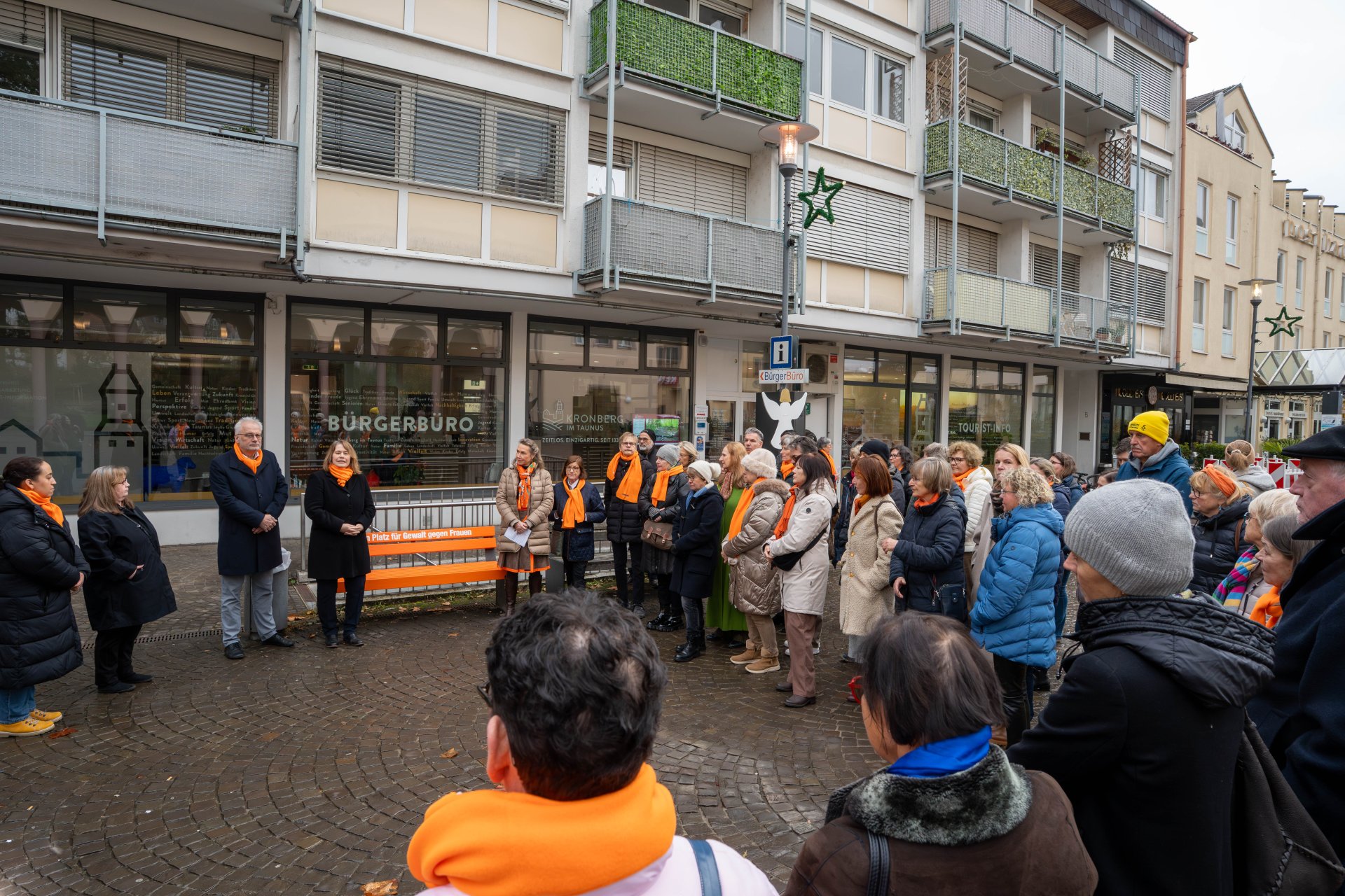 1)	Eine große Zahl an Frauen und Männern hatte sich auf dem Berliner Platz eingefunden, um ein Zeichen gegen Gewalt an Frauen zu setzen.