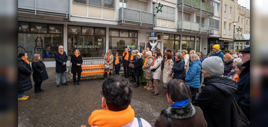 1)	Eine große Zahl an Frauen und Männern hatte sich auf dem Berliner Platz eingefunden, um ein Zeichen gegen Gewalt an Frauen zu setzen.